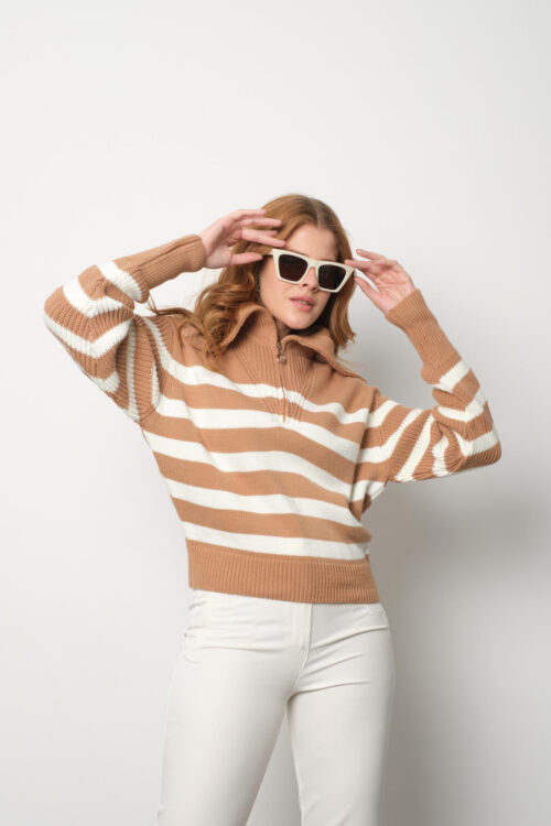 Chandail tricot avec fermeture Éclair pour femme vue de face avec main haute