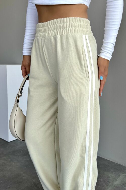 Pantalon de survêtement taille haute avec bande latérale vue de cote zoom