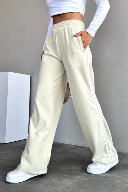 Pantalon de survêtement taille haute avec bande latérale vue de face qui marche