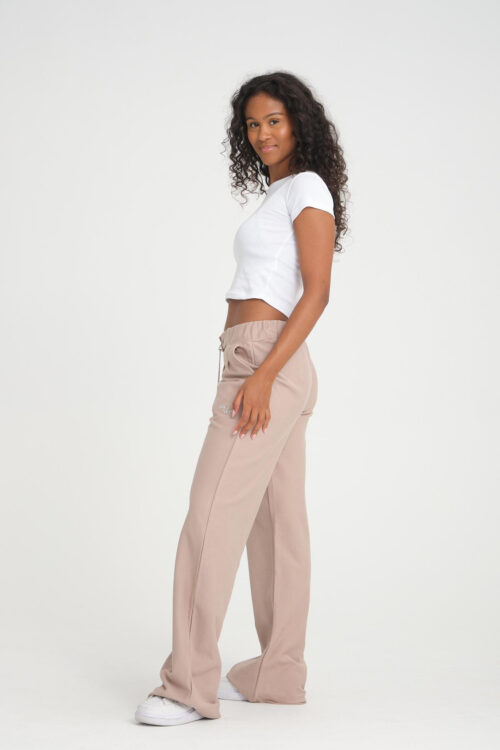 Pantalon de survêtement taille haute évasée vue de coté beige