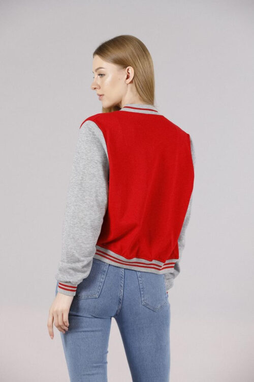 veste de baseball universitaire boutonnée pour femme vue de dos