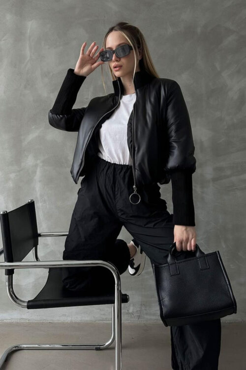 veste bomber noire pour femme avec manches élastiquées vue de face genou sur une chaise
