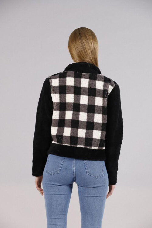 Veste courte polaire a carreaux noir et blanc vue de dos