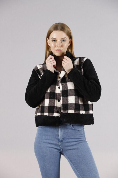 veste courte polaire a carreaux noir et blanc vue de face